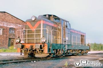 Bełżec 27.06.1992. Lokomotywa SP42-015, przy nie czynnej lokomotywowni.