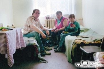  Bełżec 27.06.1992. Ja, moja mama i miejscowa Honoratka w pokoju noclegowym na terenie dawnej lokomotywowni.