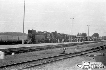 Słobity 27.06.1987. Pociąg specjalny wracający do Elbląga podczas krzyżowania. Na początku parowóz Tkt48-122, jako drugi 149.