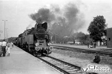 Słobity 27.06.1987. Pociąg specjalny wracający do Elbląga podczas krzyżowania. Na początku parowóz Tkt48-122, jako drugi 149.