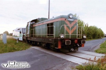 Przejazd za Dąbrówką Wlkp. w stronę Zbąszynka w dniu 27.07.2004. SP42 ciągnie zdefektowany SA-105-101