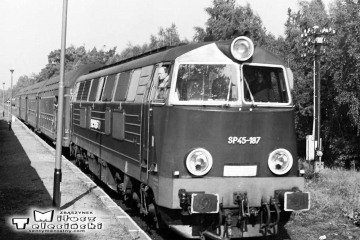 Lutol Suchy w dniu 03.10.1987. Krzyżowanie pociągu specjalnego z osobowym kierunku z Międzyrzecza prowadzonym przez SP45-187. Poc. specjalny prowadzi Tkt48-28.