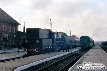 Janowiec Wlkp.09.09.1988. Ol49-70 z pociągiem specjalnym Gniezno - Żnin, krzyżuje z planowym osobowym.