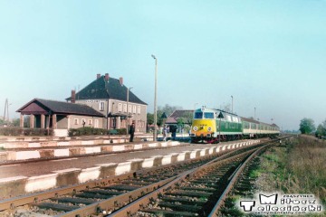 Kąkolewo w dniu 25.10.1995. SU45-057 z osobowym wjeżdża od strony Krotoszyna.