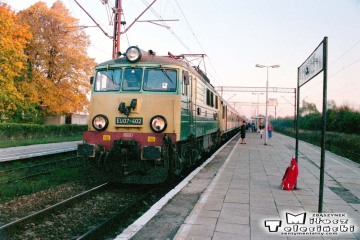Knyszyn 10.10.1995. EU07-402. Pociąg pośpieszny z Warszawy do Ełku, którym tu przyjechałem na nocleg.
