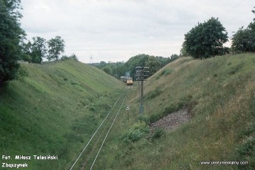 Mikołajki 18.06.1993. SU45-028 z osobowym od strony Olsztyna zbliża się do Mikołajek.