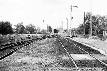 Gorzów Zieleniec. Zbliżający się pociąg osobowy z Gorzowa do Rudnicy w dniu 04.09.1986. Pociągi czasowo dojeżdżały tylko do Rudnicy a odcinek Rudnica - Chyrzyno był w remoncie. Parowóz to Ty2-1332.