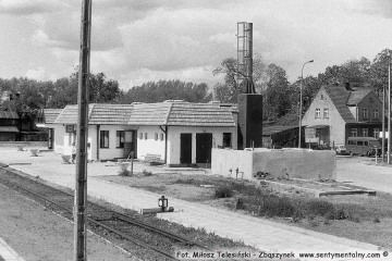 Gorzów Zieleniec 24.05.1991 tuż po oddaniu nowego budynku. Tablica z nazwą stacji stoi jeszcze nie zawieszona oparta o ścianę.