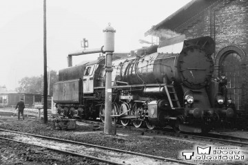 Ty51- 223 przy lokomotywowni w Rzepinie w dniu 08.09.1986.