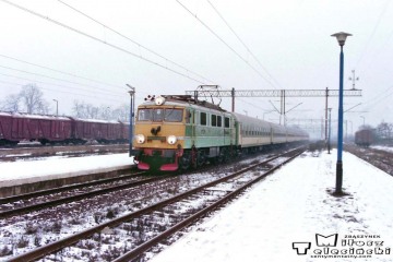 Czerwieńsk 11.02.1996. EU07-080.
