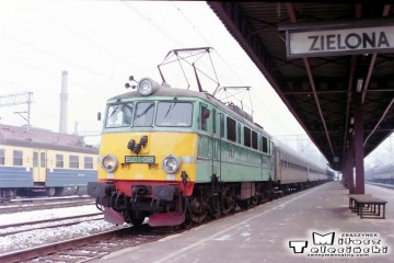 Zielona Góra 11.02.1996. Pociąg pośpieszny Zielona Góra - Poznań Gł. numer 77113/12. EU07-016.