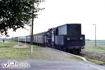 Ol49-4 z Ełku do Gołdapi wjeżdża na stację w Stożnych 12.09.1990.