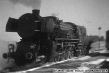Trakiszki w dniu 03.04.1989. Obrót parowozu Ty2-1252, tutaj odjeżdża od przyprowadzonego pociągu z Suwałk. Foto z filmu super 8