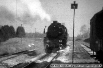 Trakiszki w dniu 03.04.1989. Obrót parowozu Ty2-1252, tutaj odjeżdża od przyprowadzonego pociągu z Suwałk. Foto z filmu super 8