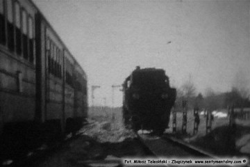Trakiszki w dniu 03.04.1989. Obrót parowozu Ty2-1252, tutaj dojeżdża do składu w kierunku Suwałk. Foto z filmu super 8