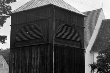 Dzwonnica przy kościele w Dąbrówce Wlkp. 01.09.1986.