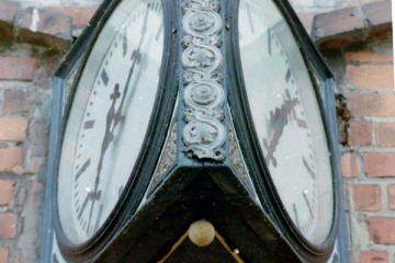 Jemielna Oleśnicka 27.03.1990. Zegar pierwotny od początku tej kolei, zastąpiony przez sprowadzony tutaj inny, już po wyłączeniu stacji z ruchu osobowego.