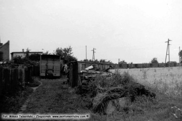 Lwówek w lipcu 1985 roku. Po przeciwnej stronie ulicy koło dworca kolejki widok fragmentu linii wąskotorowej do Komorowa nie czynnej od 1963 roku.