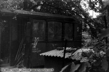 Lwówek w lipcu 1985 roku. Reszta starego wagonu jako altanki w ogrodzie u Pana Loby, byłego zawiadowcy stacji Lwówek.