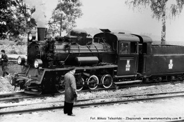 Maszynista na tle parowozu naszego pociągu specjalnego na stacji Trzcianka Zachodnia w dniu 13.09.1986, podczas obchodów 100 rocznicy kolejki przypadającej w dniu 23.10.1886.