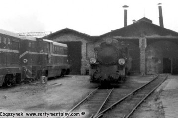 Opalenica we wrześniu 1985. Lxd2 dopiero dotarły na kolejkę, ramy dopiero są powiększane pod nowe lokomotywy. Po prawej w mundurze kierownik kolejki Pan Walenciak, dalej przed nim zawiadowca odcinka drogowego Pan Kamiński.