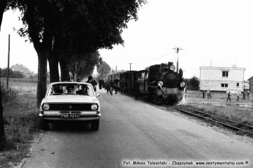 Pociąg specjalny w dniu 13.09.1986 na odcinku Opalenica - Rudniki Dwór podczas obchodów 100 rocznicy kolejki, przypadającej 23.10.1986. Po lewej Wołga, którą przyjechała telewizja "Teleskop".