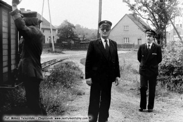 Od lewej Pan Walenciak - kierownik kolejki oraz Pan Leszek Przybylski - zawiadowca lokomotywowni w dniu obchodów 100 rocznicy kolejki 13.09.1986.