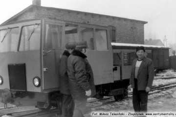 Trzcianka Zachodnia, jedziemy do Dusznik w dniu 04.03.1986. Z lewej Pan Kamiński - zawiadowca odcinka drogowego, z prawej zawiadowca stacji Trzcianka Zachodnia.