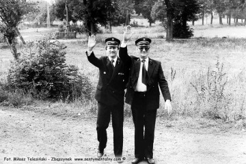 Z lewej Pan Leszek Przybylski - zawiadowca lokomotywowni, obok Pan Walenciak - kierownik kolejki w dniu obchodów 100 rocznicy kolejki 13.09.1986.