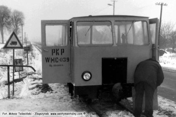 Zawiadowca odcinka drogowego na kolejce Pan Kamiński w drodze do Dusznik, dogląda drezyny w okolicach stacji Rudniki Dwór w dniu 04.03.1986. Zabrałem się z nim na informację, że tam rozbierają starą lokomotywownię.