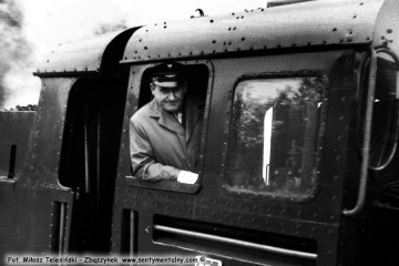 Opalenica, w dniu obchodów 100 rocznicy kolejki (przypadającej an 23.10.1986) w dniu 13.09.1986. maszynista pociągu specjalnego.