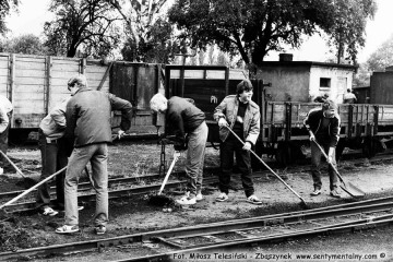 Koledzy z Poznańskiego Klubu Miłośników kolejowych porządkują teren kolejki przed obchodami 100 rocznicy. Fotka z 04.09.1986 r.