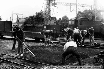 Koledzy z Poznańskiego Klubu Miłośników kolejowych porządkują teren kolejki przed obchodami 100 rocznicy. Fotka z 04.09.1986 r.