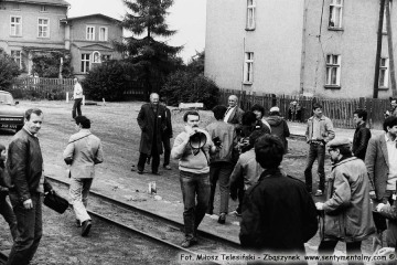 Uczestnicy imprezy z okazji 100 rocznicy kolejki w Opalenicy podczas przejazdu pociągu specjalnego w dniu 13.09.1986. na stacji Lwówek.