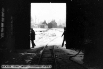 Duszniki Wlkp. w dniu 04.03.1986. Parowozownia tuż przed zburzeniem, "przebita" lokomotywą Lxd2.