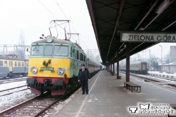 Zielona Góra 11.02.1996. Ja przy pociągu regionalnym 77114 do Poznania.