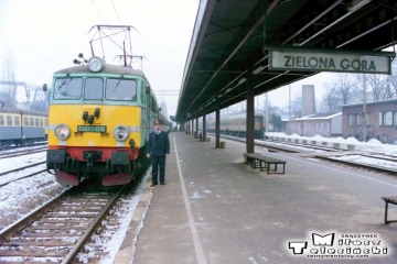 Zielona Góra 11.02.1996. Przy pociągu regionalnym 77114 do Poznania. Koło swojej lokomotywy Pan Łaskawski.