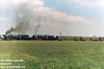 Krotoszyn - Krobia w dniu 10.09.1988. Parowóz jako pierwszy Ty2-331 z Jarocina 32D43-177, jako drugi Parowóz jako drugi Ty45-379 ze Zbąszynka 27D47-35