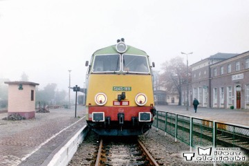 Chojnice 12.10.1995. SU45-189 z pociągiem do Piły.
