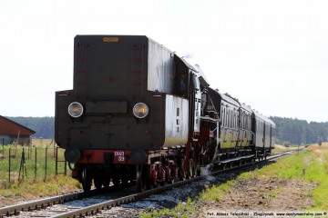 Dąbrówka Wlkp. Pociąg specjalny w stronę Międzyrzecza, zbliża się do przejazdu w dniu 23.06.2019.