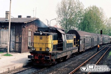 Gorzów Wlkp. w maju 1991. Wjeżdża pociąg osobowy z Poznania z SP32-093.