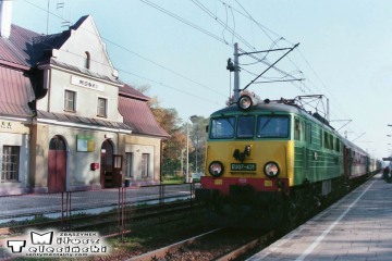 Mońki 11.10.1995. Pośpieszny nr 15000 Grodno - Gdyni z EU07-431.