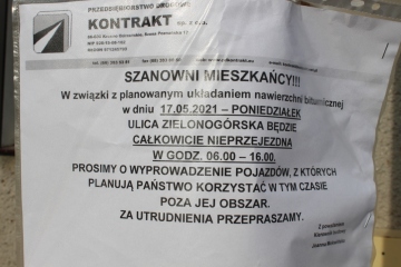 Asfaltowanie - pierwsza warstwa. Informacja przypięta do słupa przy ul. Zbąszyńskiej w dniu 15.05.2021