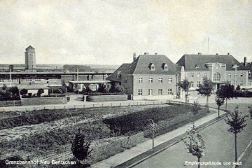 Widok dworca od strony miasta około 1930 roku. Prawe skrzydło dworca bez łącznika, zakończone niskim segmentem obiektu. Wysoki komin przyporządkowany do pierwszych lat istnienia dworca.