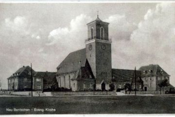 Kościół Ewangelicki po rozbudowie (od 1945 katolicki) - dobudowano prawe skrzydło (po wojnie przedszkole).