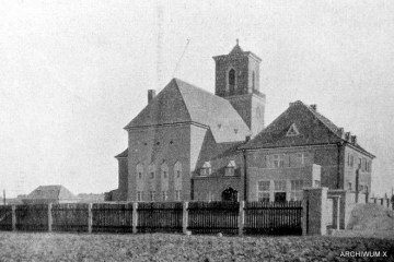 Kościół Ewangelicki przed rozbudowie (od 1945 katolicki) - dobudowano prawe skrzydło (po wojnie przedszkole).