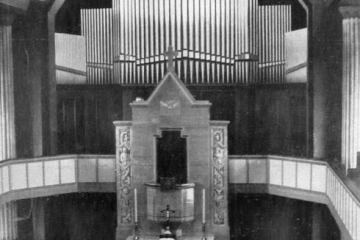 Wnętrze kościoła ewangelickiego przed 1945 rokiem. Od 1945 katolicki.