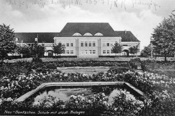 Szkoła w Zbąszynku (Neubentschen) na dzisiejszym Placu Wolności w latach 40 tych