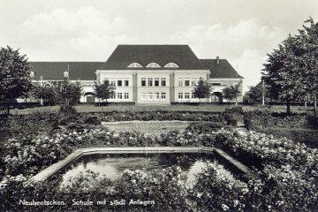 Szkoła w Zbąszynku (Neubentschen) na dzisiejszym Placu Wolności w latach 40 tych.