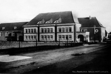 Szkoła w Zbąszynku (Neubentschen) na dzisiejszym Placu Wolności do 1930 roku.